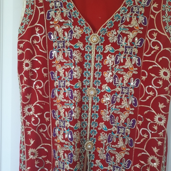 Traditional outfit - Picture 3 of 7